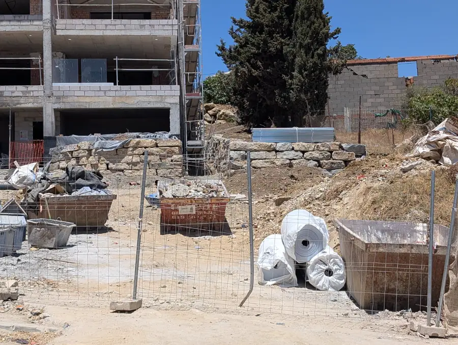 Obra con escombro acopiado antes de la retirada